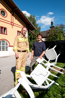 Feuerwehr Hallein holt Kunstwerk aus der Salzach