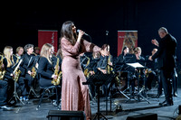 Sängerin Monika Ballwein mit dem Tennengauer Saxophonorchester
