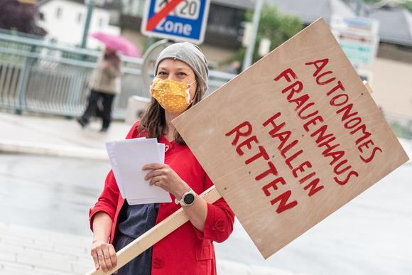 Schweigemarsch zum Erhalt autonomer Frauenhäuser_Hallein_20.06.2020